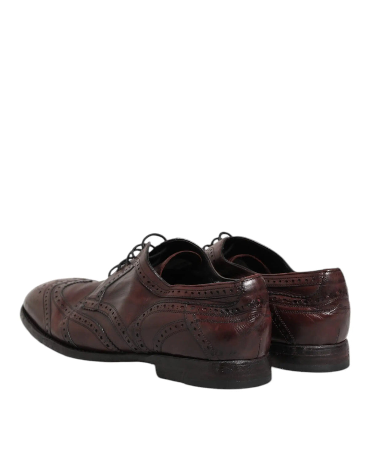 Une paire de chaussures derby en cuir bordeaux dolce & gabbana avec détails perforés et lacets noirs