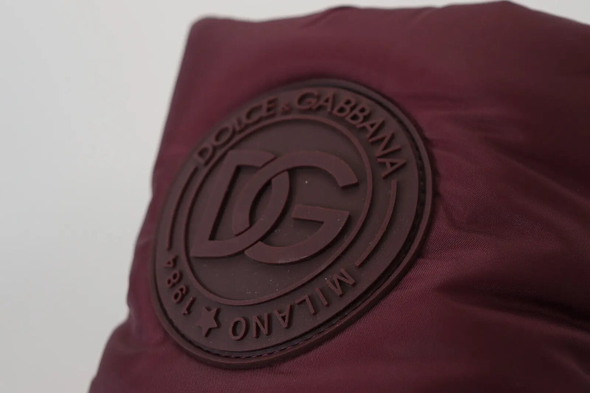 Patch logo maroon dolce et gabbana avec monogramme dg embossé et texte milano 1983 sur bottes nylon bordeaux rembourrées