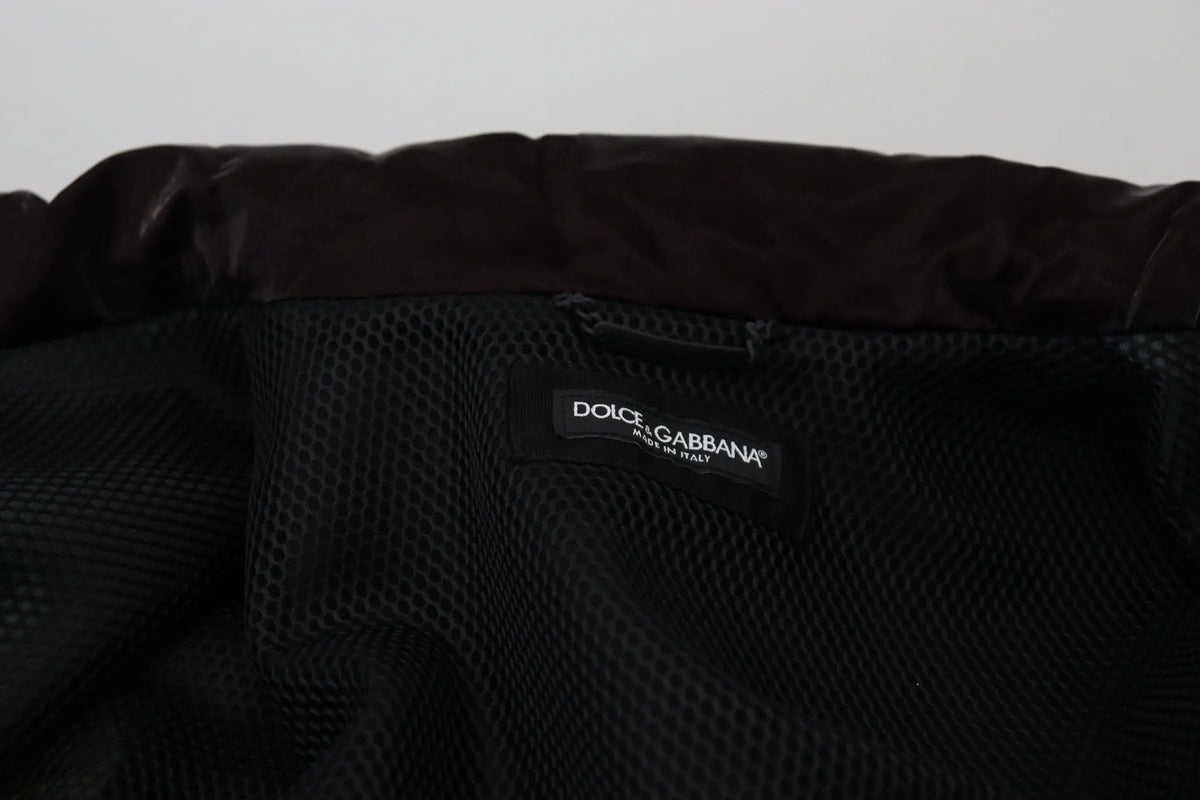 Étiquette noire dolce & gabbana avec texte blanc made in italy cousue sur intérieur en mesh noir du manteau homme bordeaux nylon colleté
