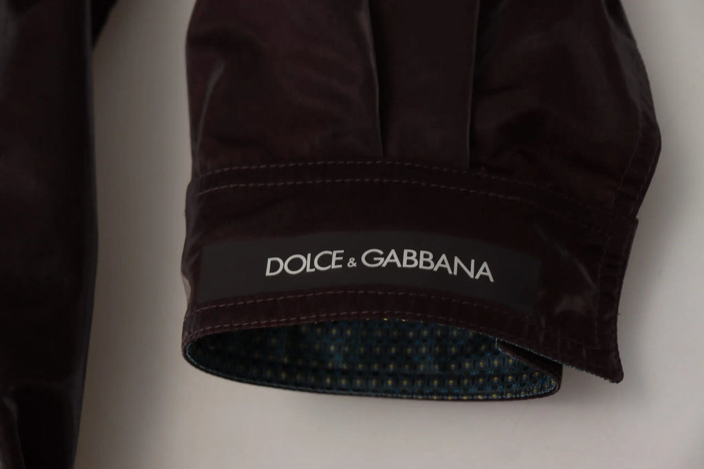Poignet de manche en velours marron foncé avec étiquette noire dolce gabbana sur manteau homme nylon bordeaux
