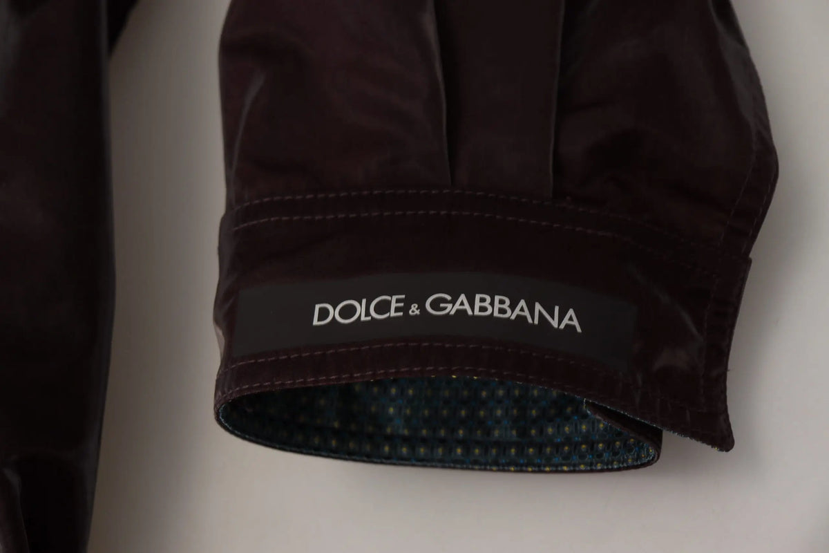 Poignet de manche en velours marron foncé avec étiquette noire dolce gabbana sur manteau homme nylon bordeaux