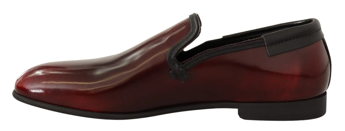 Dolce & gabbana bordeaux mocassin à enfiler en cuir verni bordeaux avec semelle et bordure en caoutchouc noir