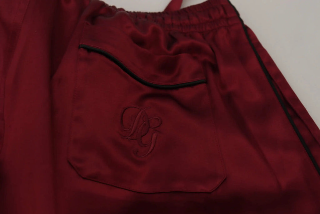 Pantalon de pyjama dolce gabbana en satin bordeaux avec bordure noire et monogramme brodé sur la poche avant