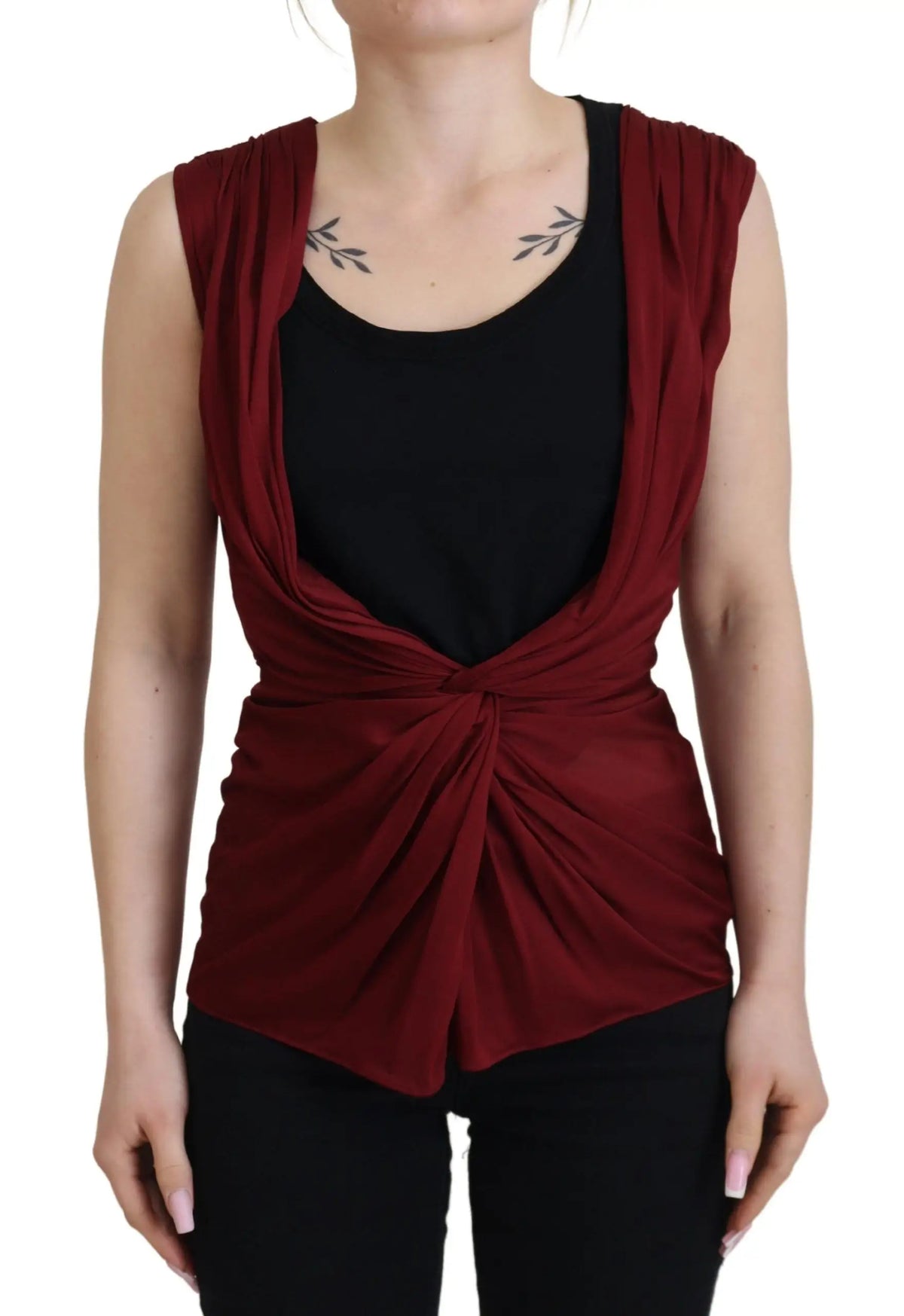 Dolce & gabbana bordeaux top en soie stretch sans manches avec devant torsadé porté sur un débardeur noir