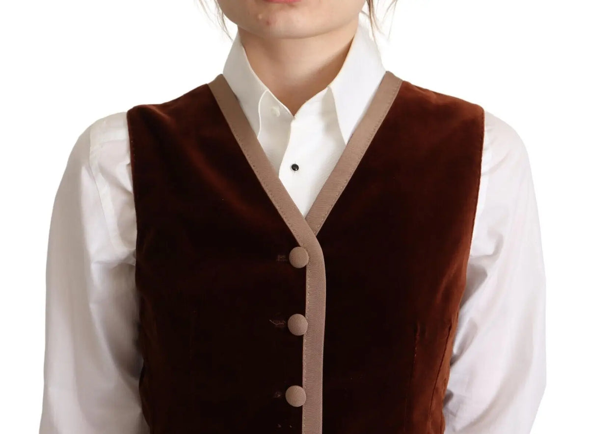 Dolce & gabbana bordeaux velvet cotton v-neck sleeveless vest top en velours marron avec bord beige et boutons assortis porté sur chemise blanche colée