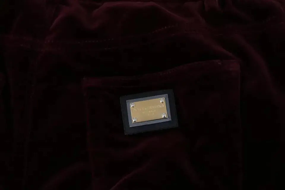 Sac à main en velours bordeaux foncé avec plaque rectangulaire dorée de la marque dolce & gabbana pantalon slim extensible framboise
