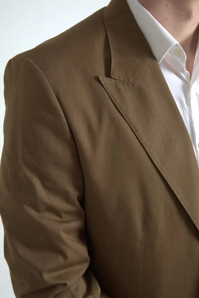 Un blazer marron doux en deux pièces dolce gabbana taormina avec une chemise blanche taillée sur mesure