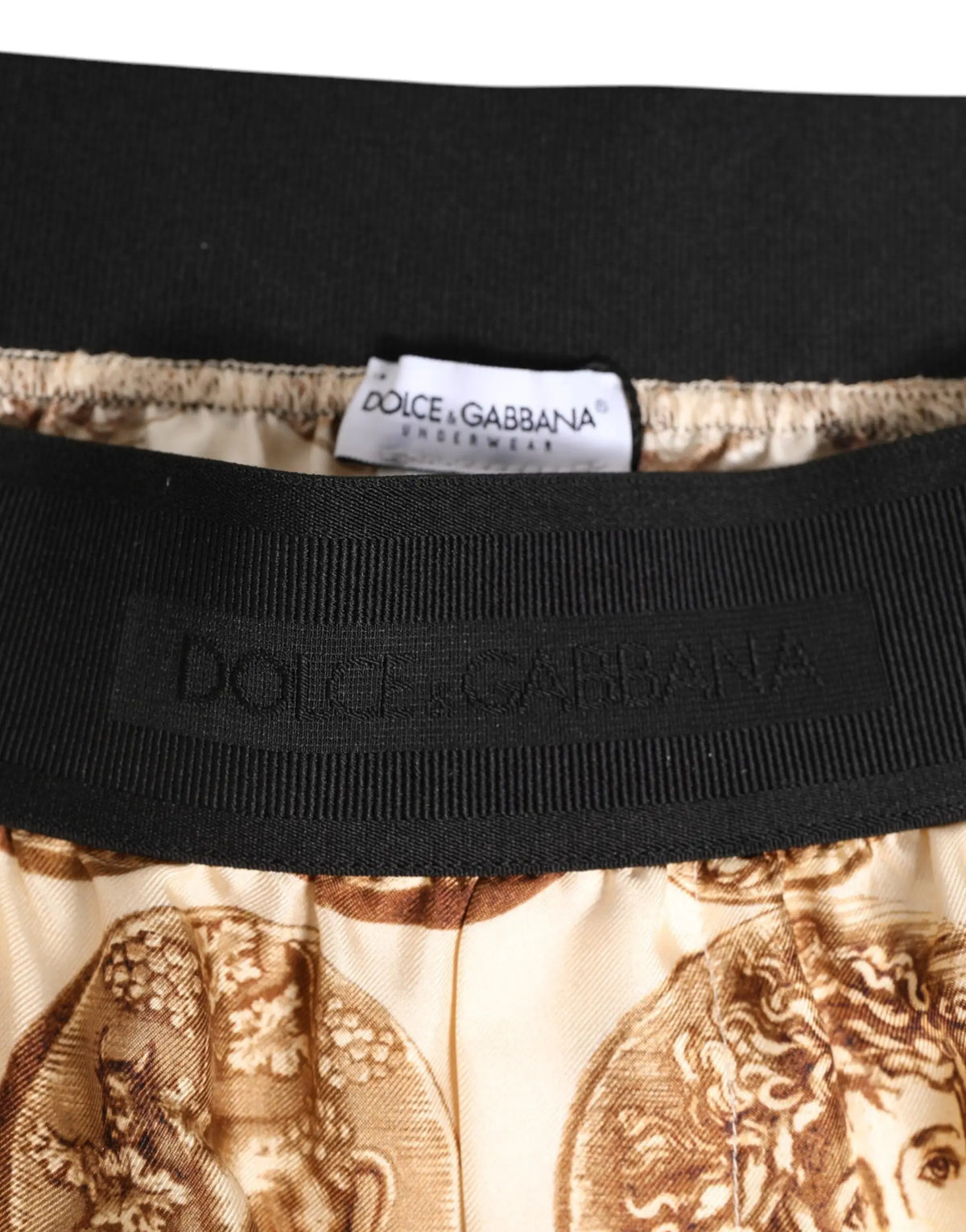 Dolce & gabbana short de bain en soie beige avec imprimé portrait classique brun et ceinture élastique noire