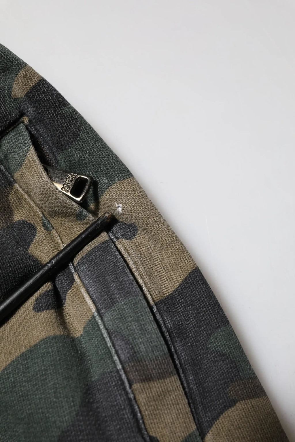 Tissu camouflage marron avec fermeture éclair noire et détails de couture sur pantalon jogger homme en coton dolce gabbana