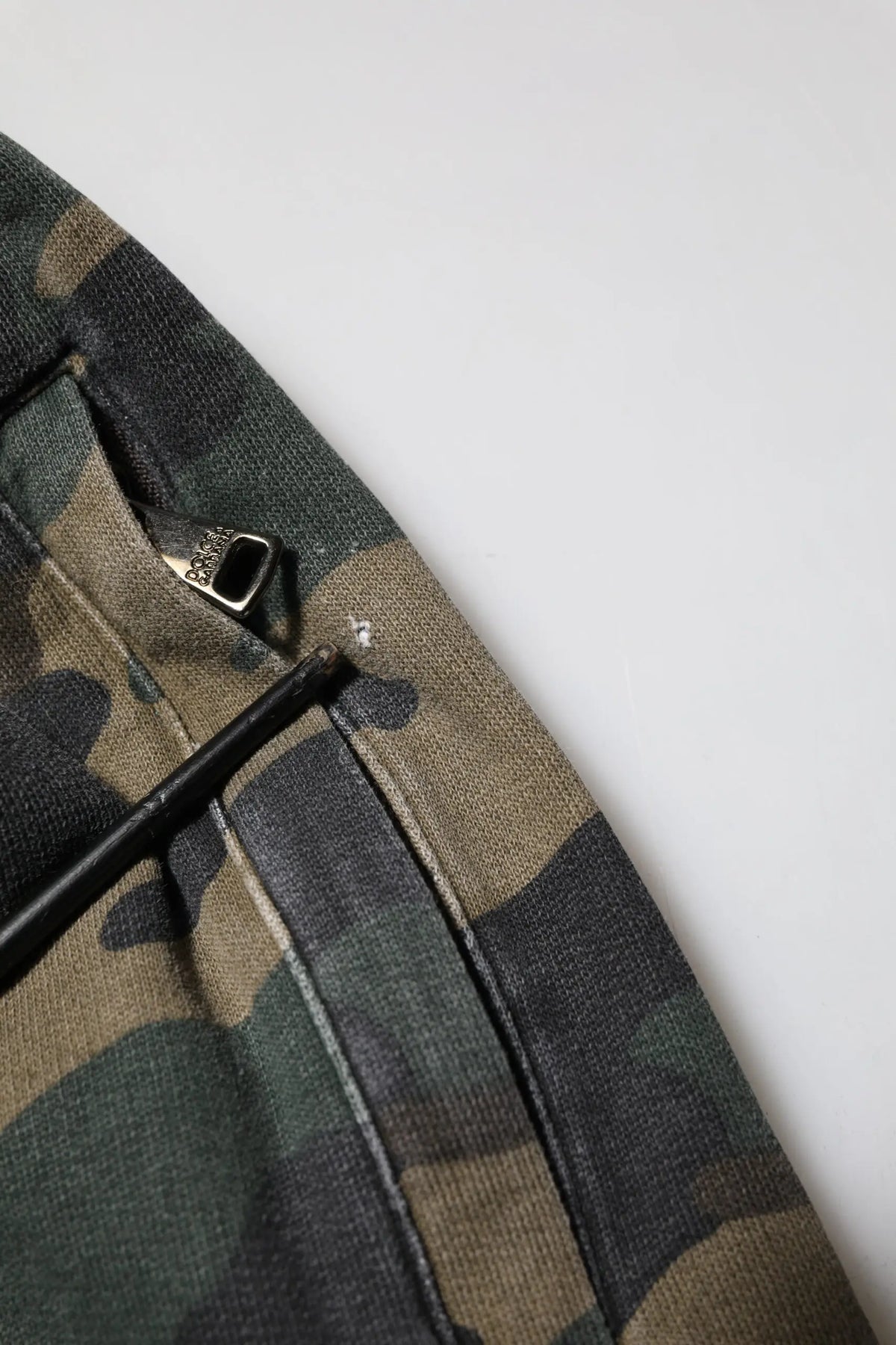 Tissu camouflage marron avec fermeture éclair noire et détails de couture sur pantalon jogger homme en coton dolce gabbana