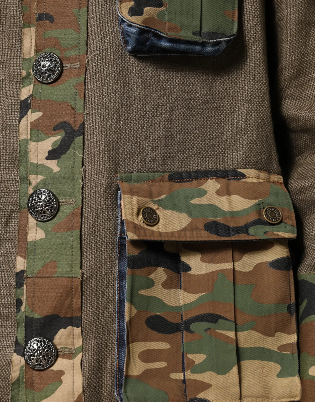 Veste dolce gabbana en lin camouflage marron avec boutons décoratifs argentés en tons kaki brun et noir