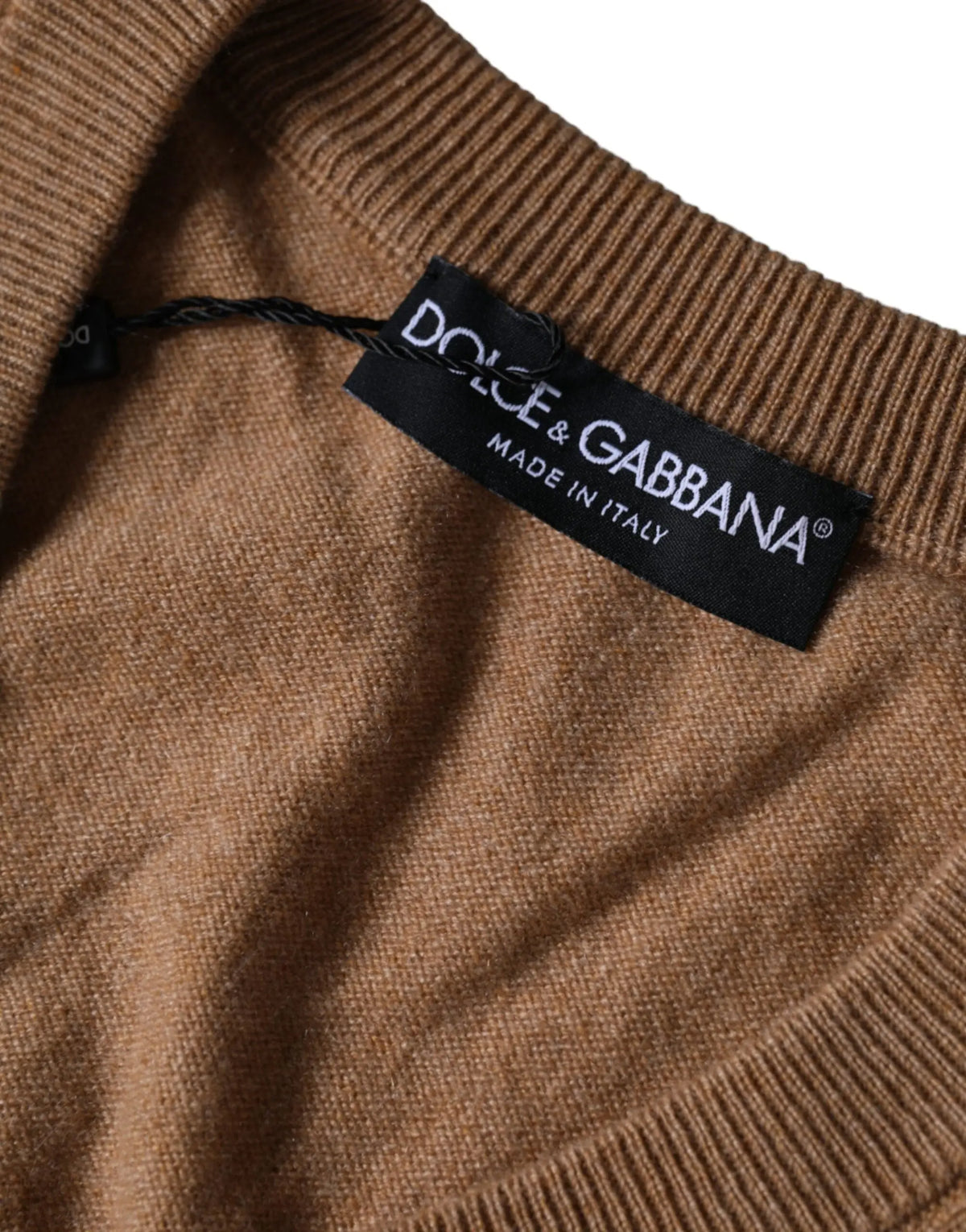 Pull en maille côtelée marron dolce gabbana en cachemire avec col en v et étiquette noire made in italy