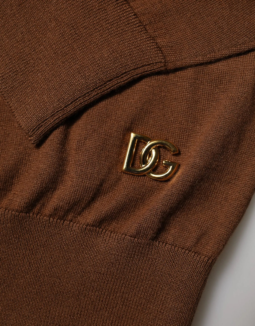 Broche logo dg dorée sur pull à col roulé en cachemire marron dolce gabbana