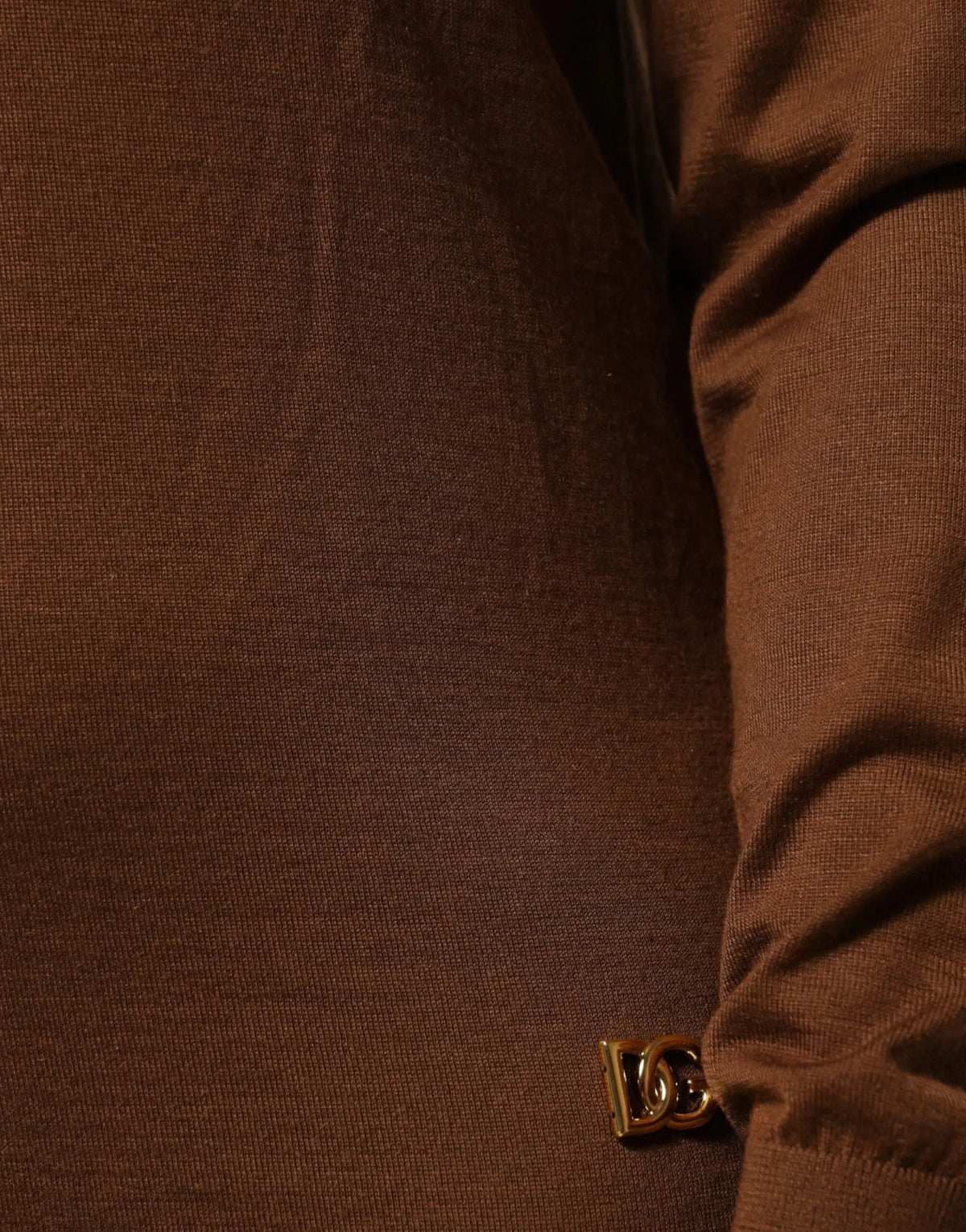 Pull en cachemire à col roulé dolce & gabbana marron avec bouton logo dg doré au poignet en maille tricotée