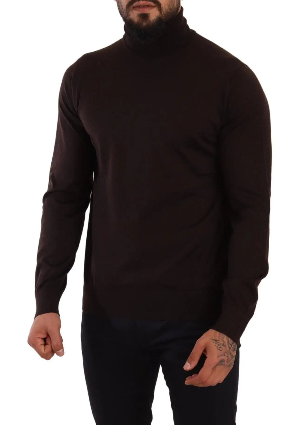Pull dolce & gabbana en cachemire marron avec col roulé noir, silhouette ajustée et poignets côtelés