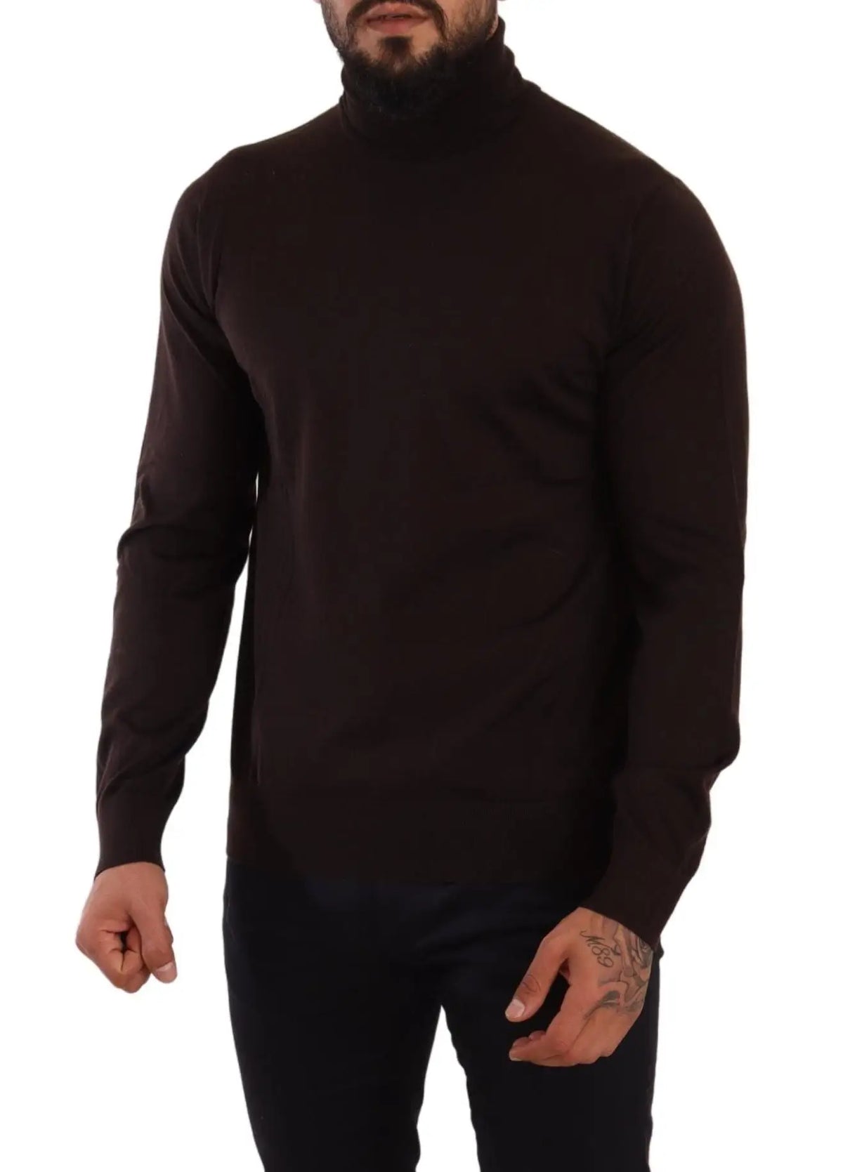 Pull dolce & gabbana en cachemire marron avec col roulé noir, silhouette ajustée et poignets côtelés