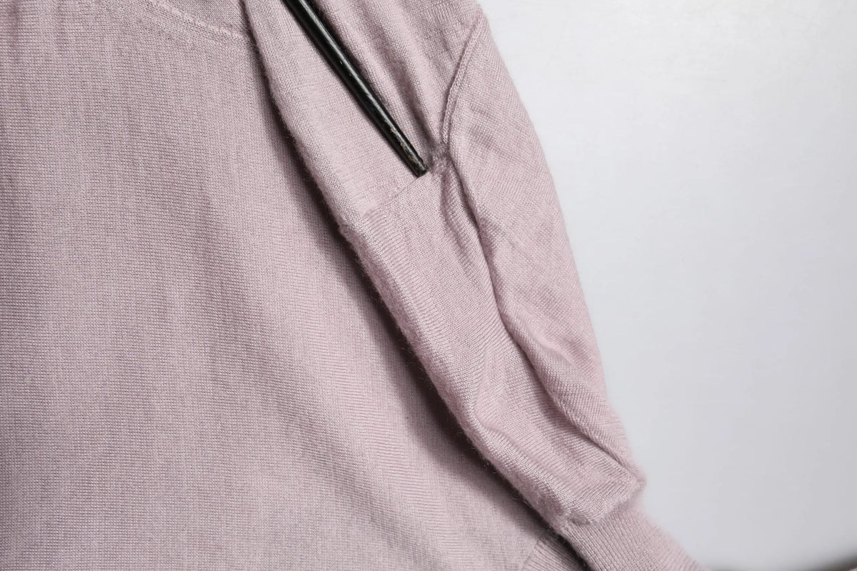 Dolce & gabbana pull col roulé en cachemire marron avec détails en tricot rose blush doux et coutures verticales subtiles