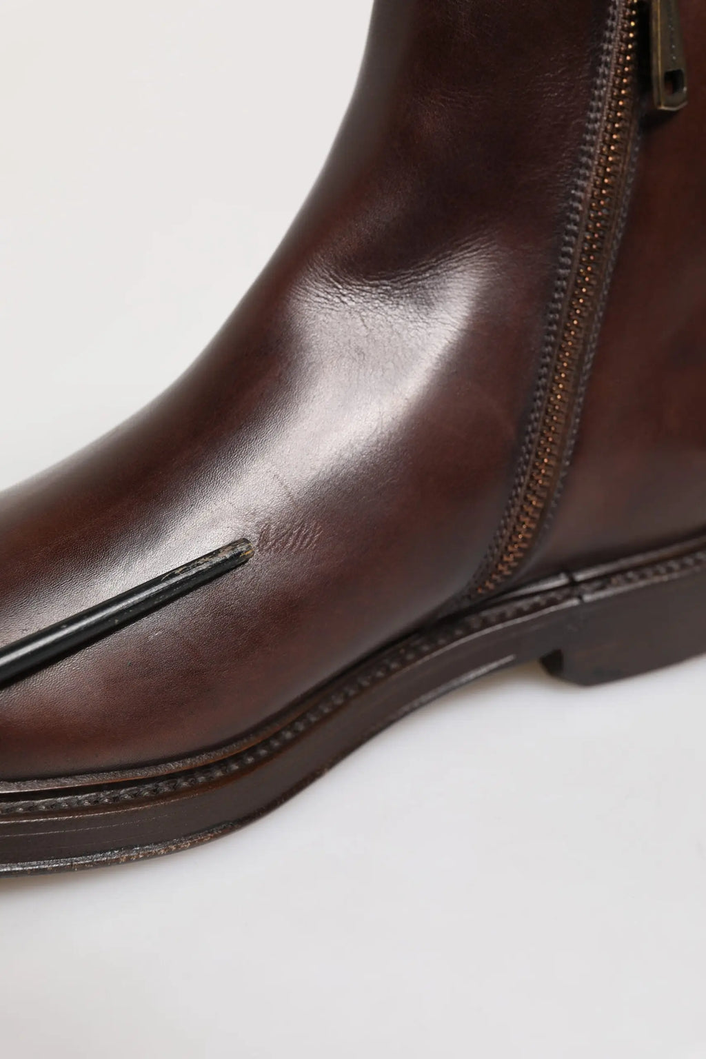 Dolce gabbana bottes chevilles en cuir marron avec fermeture eclair et bande noire sur le bout