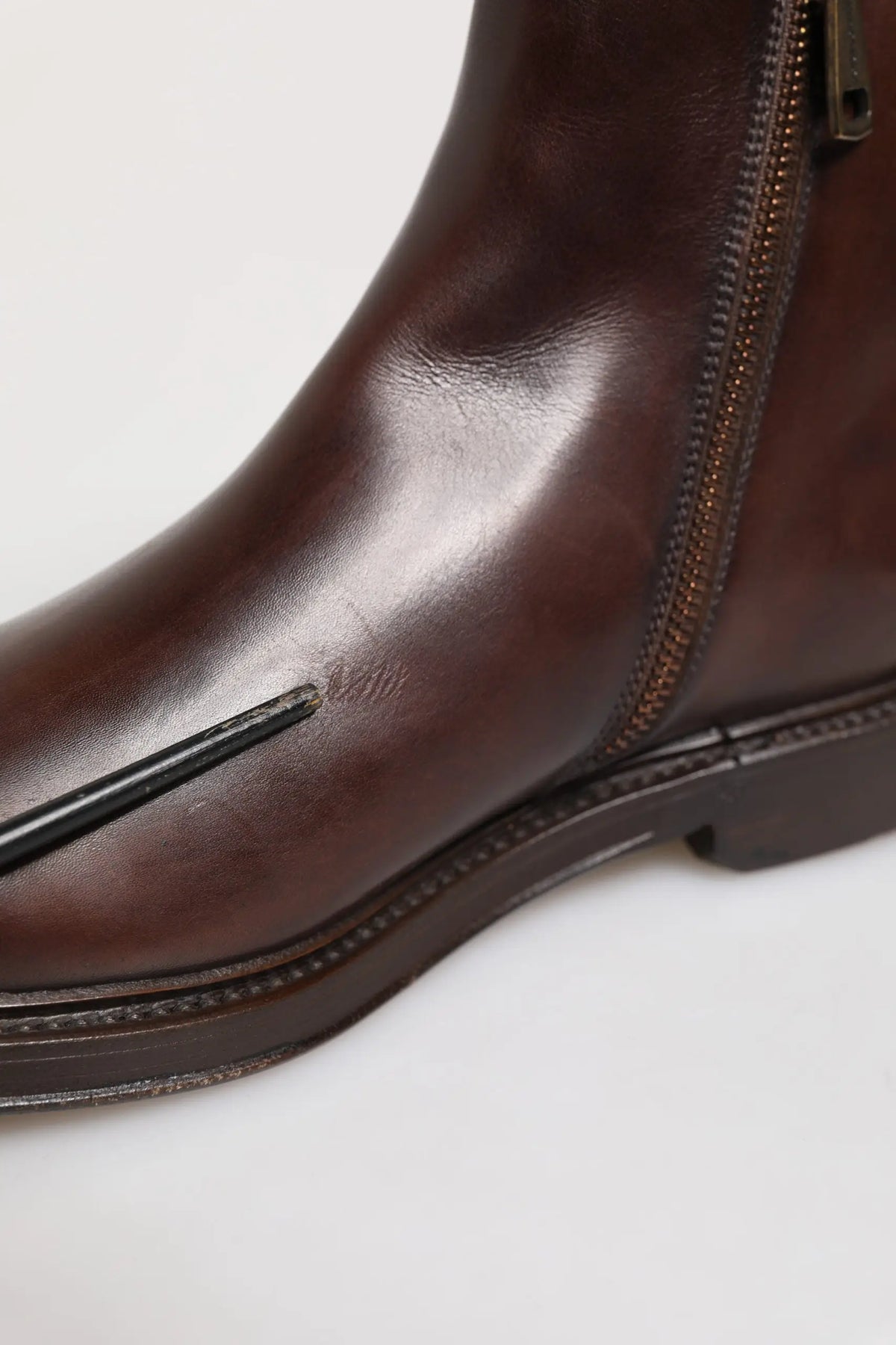 Dolce gabbana bottes chevilles en cuir marron avec fermeture eclair et bande noire sur le bout