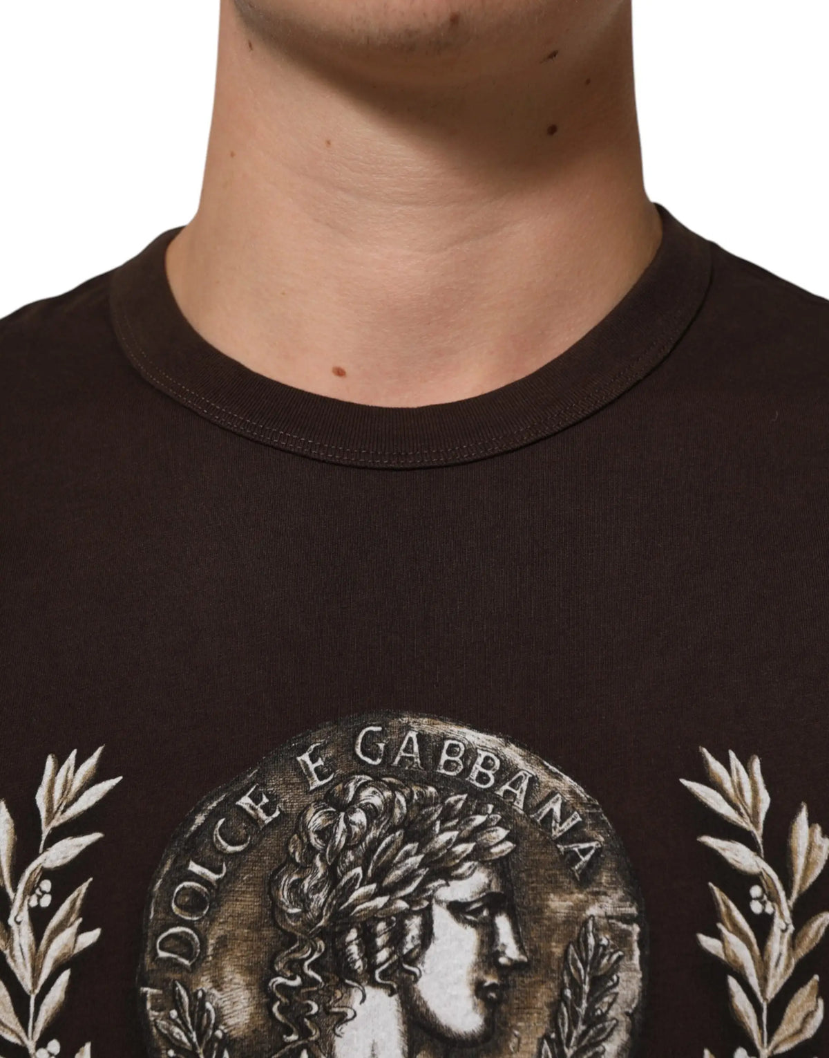 T-shirt dolce & gabbana noir avec médaillon embossé argenté détail laurier et profil classique pour homme