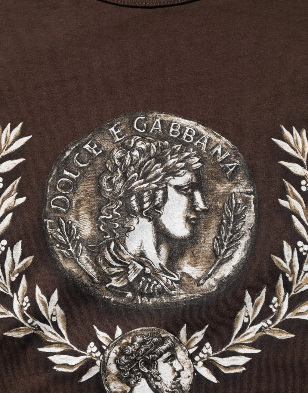 T-shirt marron dolce & gabbana en coton avec imprimé pièce argentée détaillée et couronne de laurier classique
