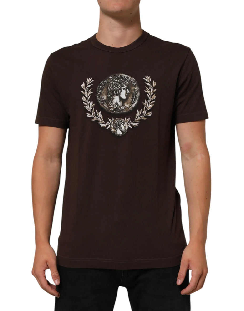 T-shirt dolce & gabbana marron à manches courtes avec un emblème argenté classique entouré de couronnes de laurier
