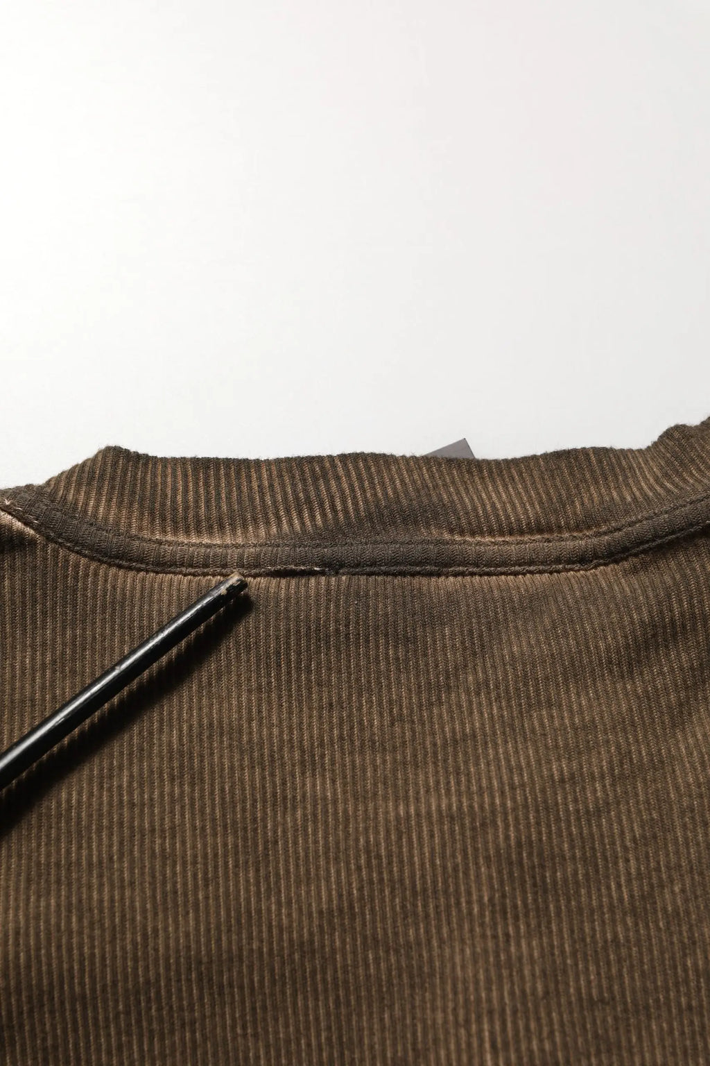 Pullover henley marron en coton dolce & gabbana avec col côtelé et rayures verticales en velours côtelé