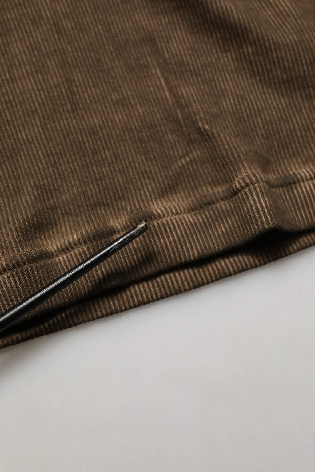Pull en coton dolce & gabbana marron avec boutons et texture en velours côtelé distincte