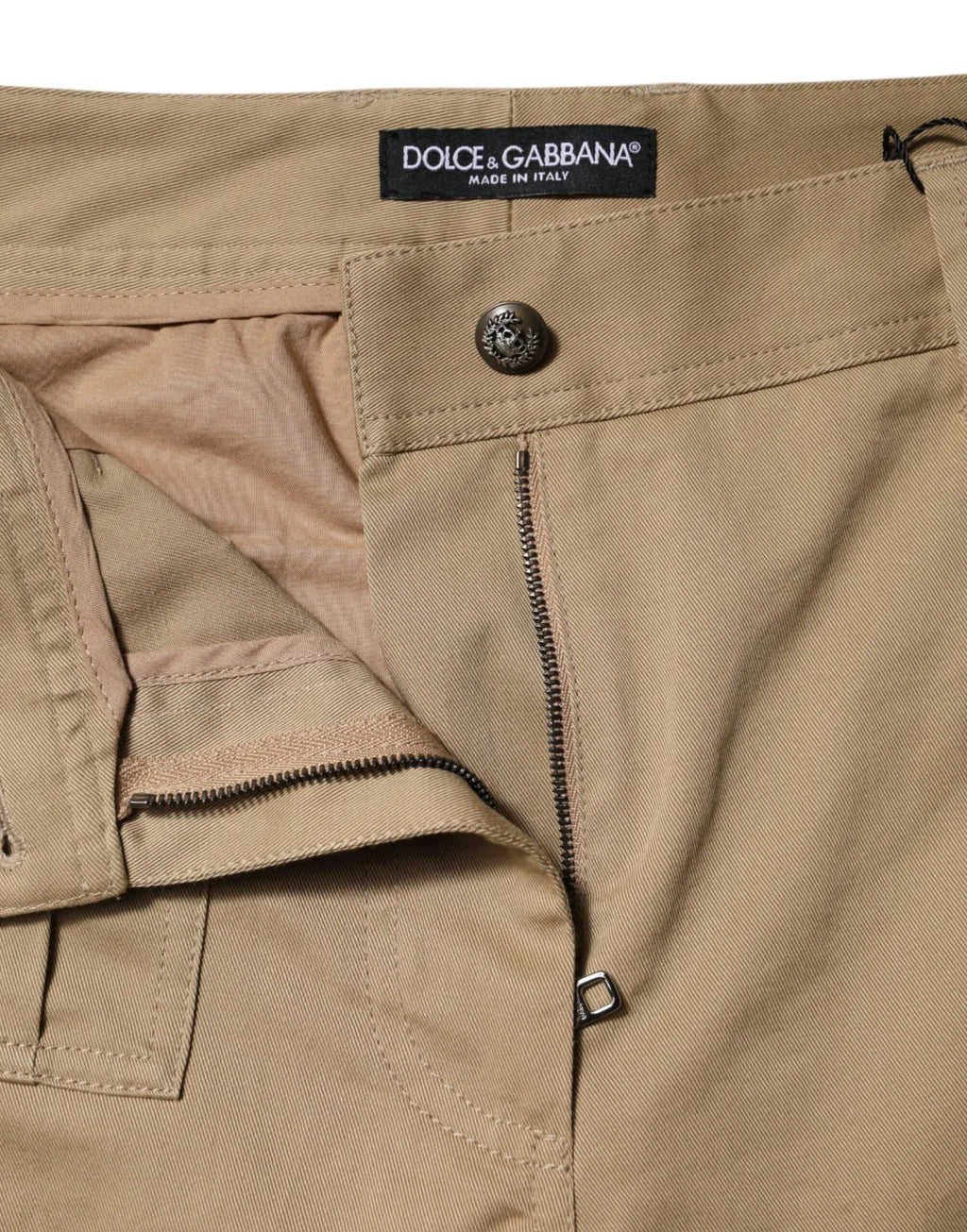 Pantalon cargo beige dolce & gabbana en coton avec étiquette noire et bouton argenté, coupe fuselée