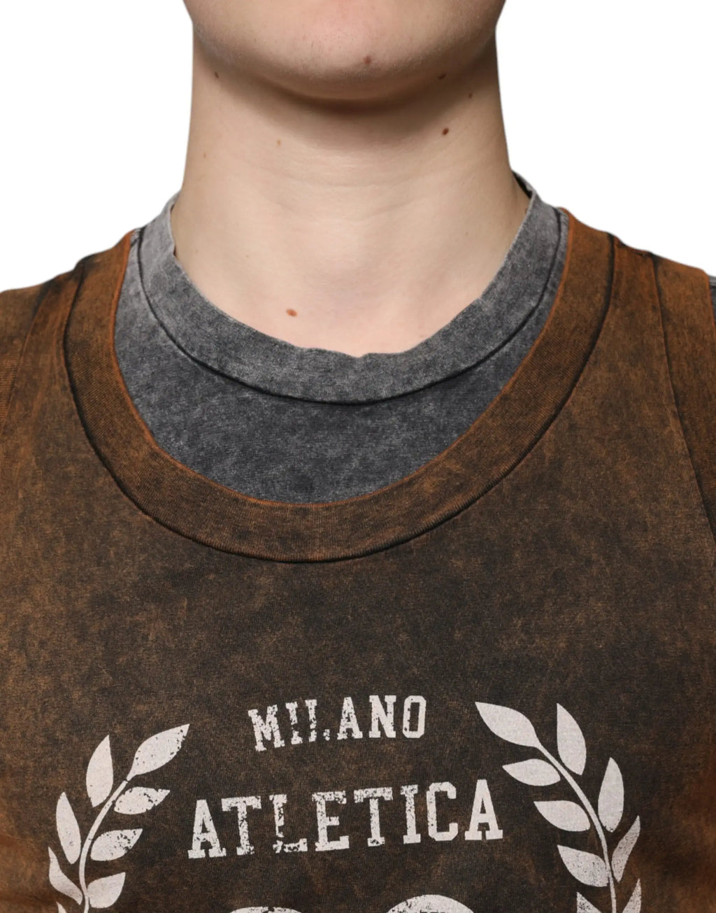 Dolce & gabbana débardeur marron en coton avec col intérieur gris et texte blanc milano atletica encadré de lauriers