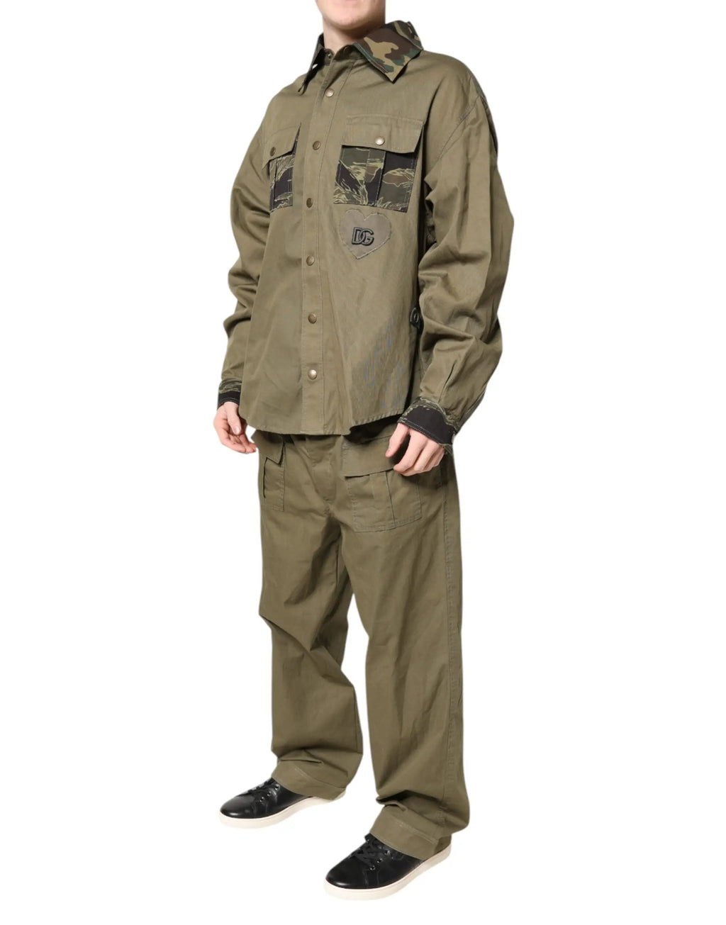 Chemise utilitaire olive avec patches camouflage et logo dc sur la poitrine dans un ensemble décontracté dolce gabbana marron coton stretch