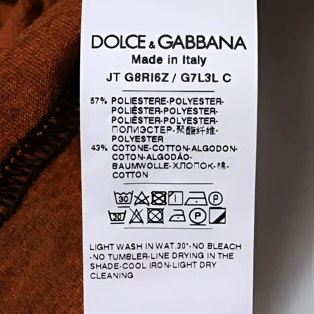Étiquette d entretien blanche dolce gabbana avec texte noir sur un t shirt marron en polyester à logo dg col rond