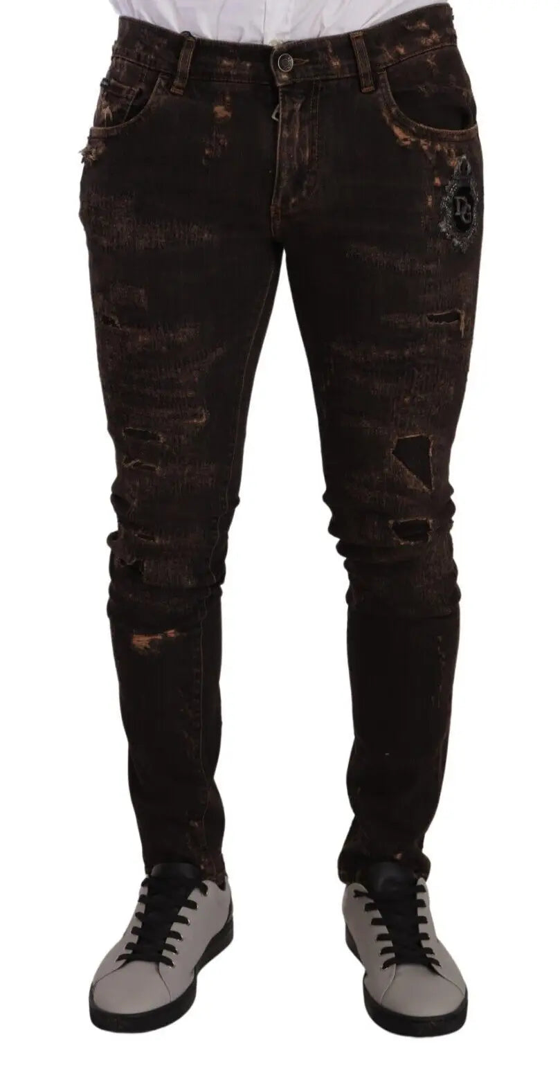 Jean slim skinny en denim noir distressed avec déchirures et patch de marque dolce & gabbana sur la cuisse