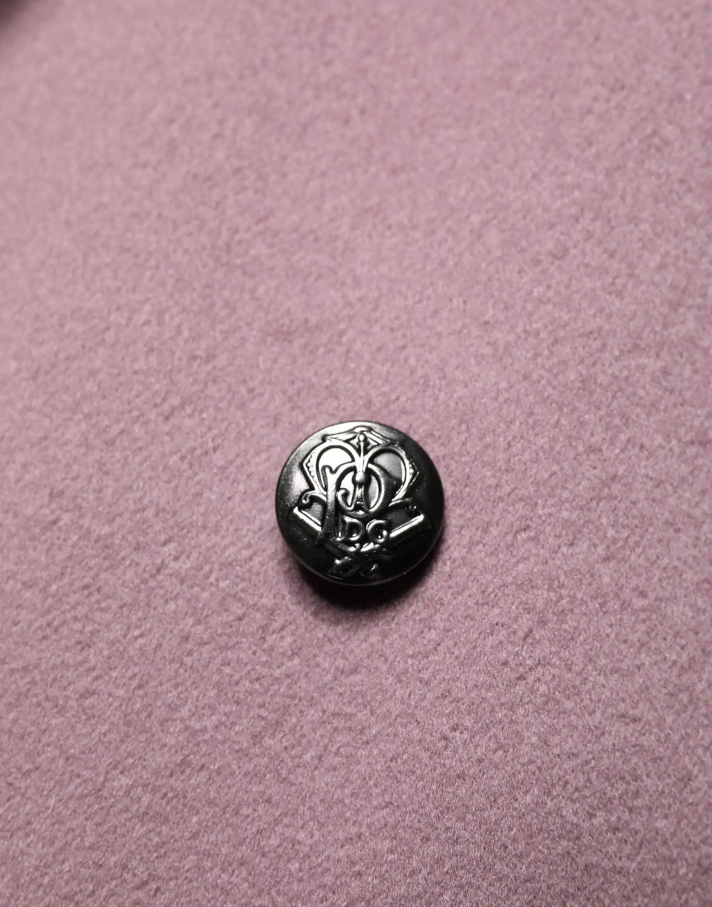 Bouton métallique rond gravé avec lettres entrelacées sur trench coat homme marron double boutonnage dolce gabbana