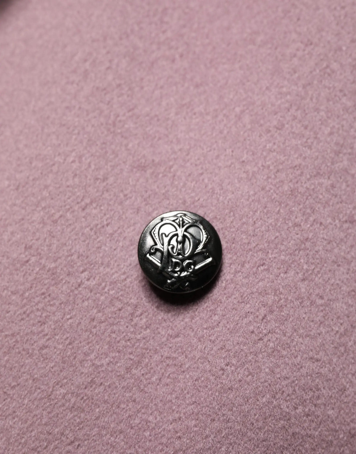 Bouton métallique rond gravé avec lettres entrelacées sur trench coat homme marron double boutonnage dolce gabbana