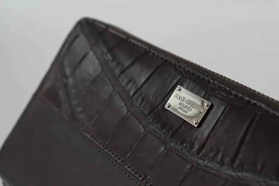 Portefeuille continental à fermeture éclair dolce & gabbana en cuir exotique marron avec texture crocodile noir et plaque métal argenté