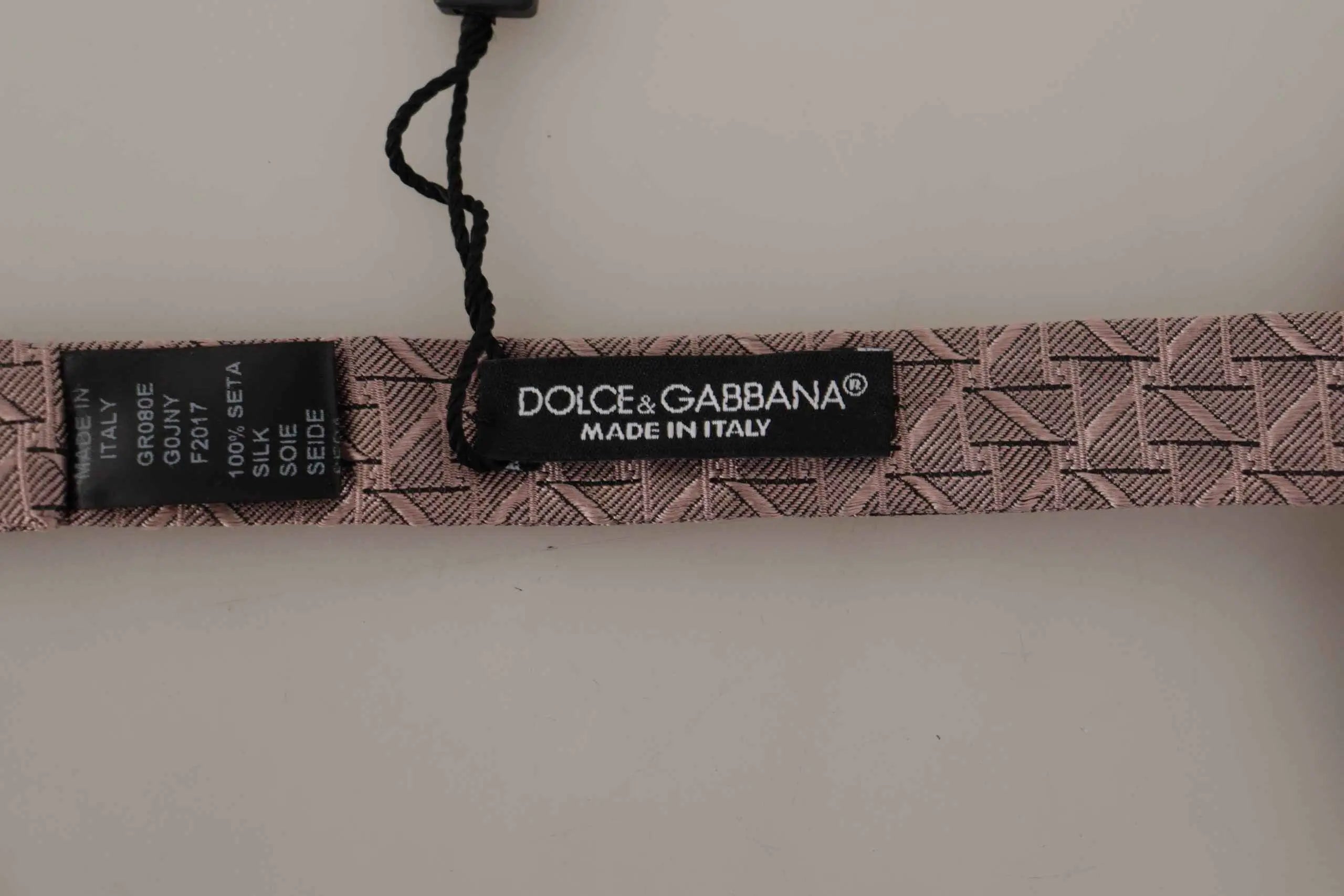 Cravate en soie rose dolce gabbana avec motif géométrique subtil fabriquée en italie pour un look élégant