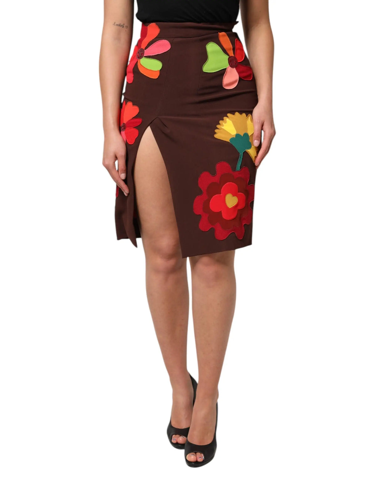 Dolce & gabbana jupe crayon marron taille haute avec plis latéraux ornée de fleurs multicolores appliquées