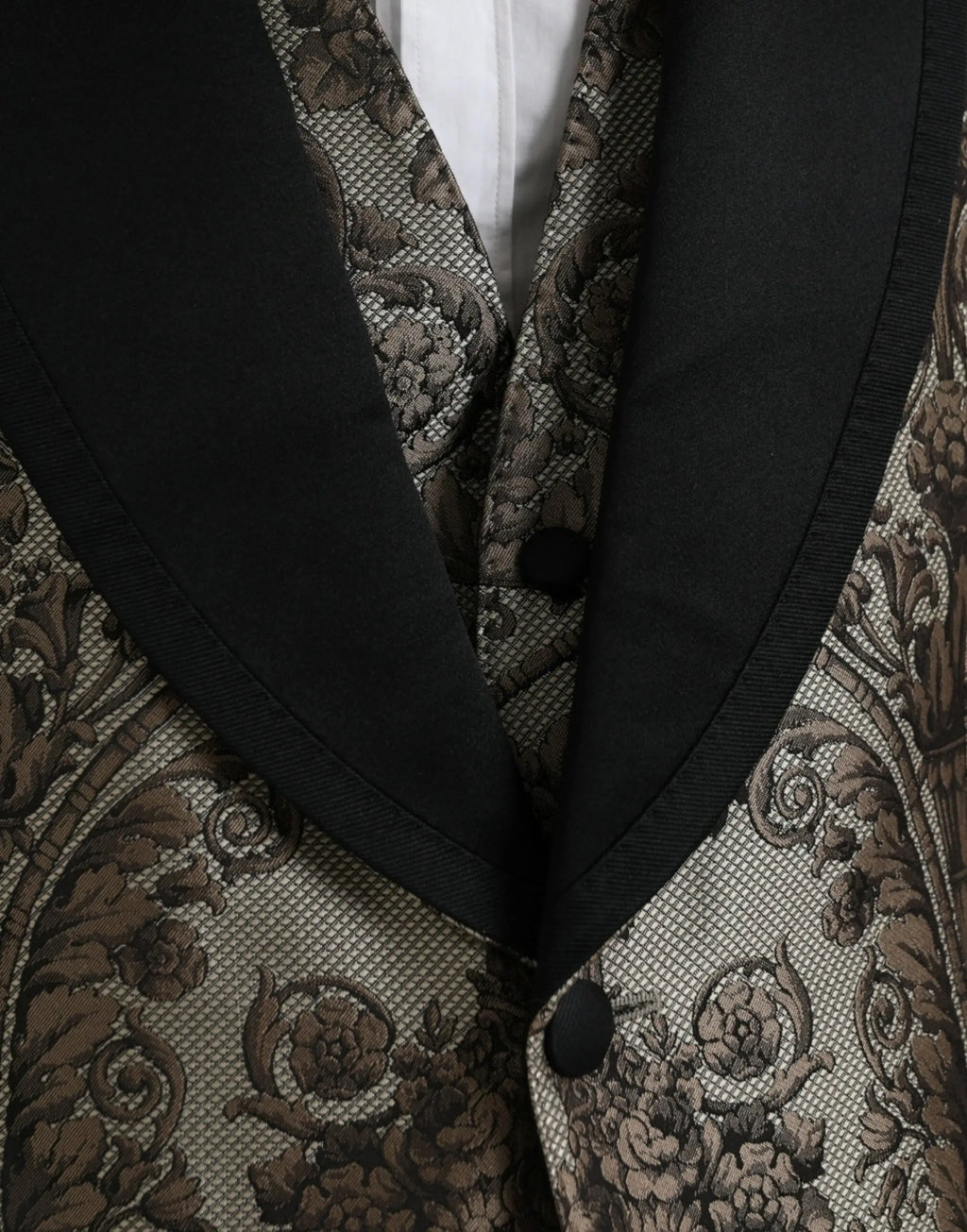 Gilet élégant noir et taupe à motif floral avec texture en maille subtile et revers en satin noir pour costume formel dolce & gabbana