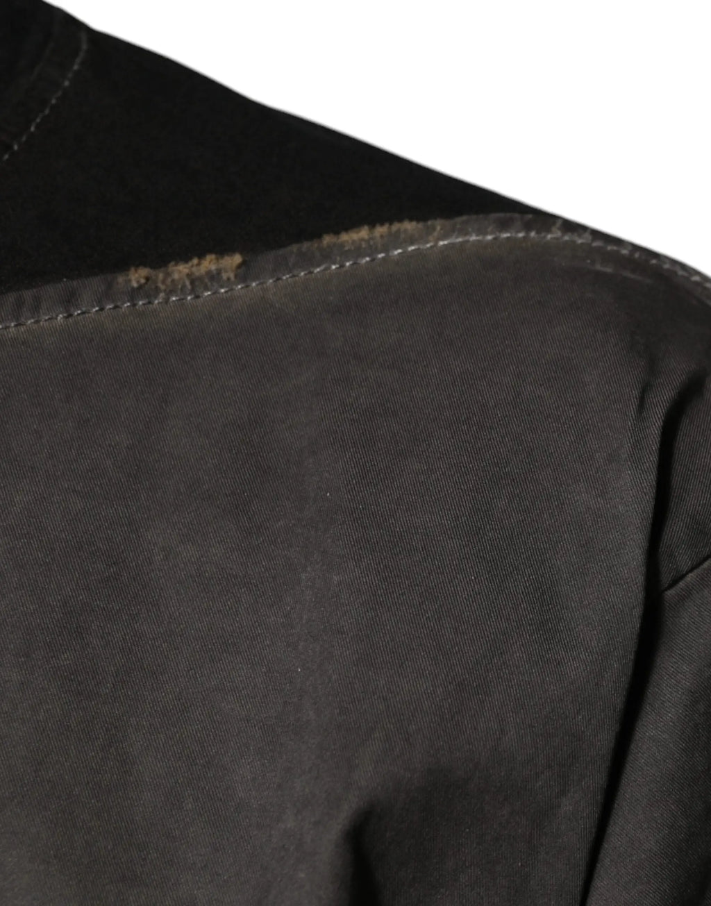 Veste en jean noire avec coutures effilochées et t-shirt dolce gabbana marron motif graphique en coton col rond