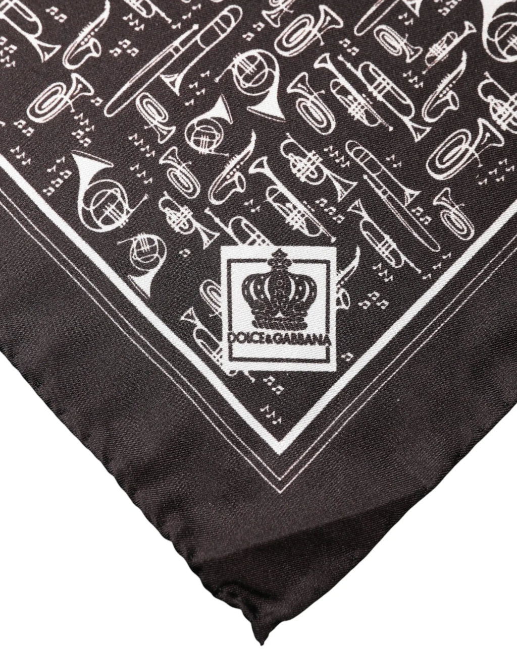 Bandana noir dolce & gabbana avec motifs blancs d instruments de musique et notes, logo couronne coin, 32cm x 31cm