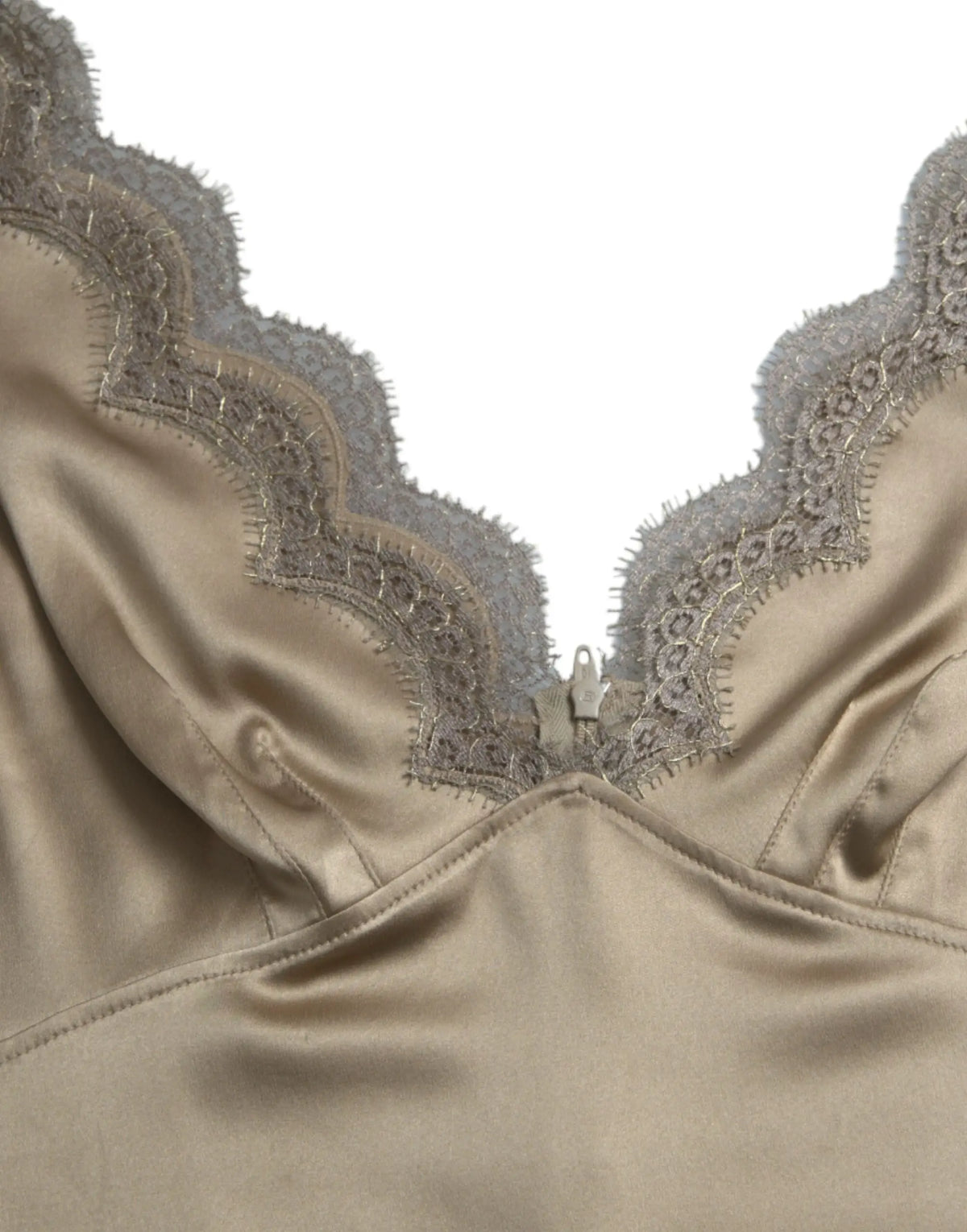 Soutien-gorge beige en satin avec bordure en dentelle argentée délicate sous un débardeur marron dolce & gabbana