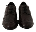 Une paire de chaussures brogues oxford wingtip en cuir marron foncé avec des détails perforés raffinés de dolce & gabbana