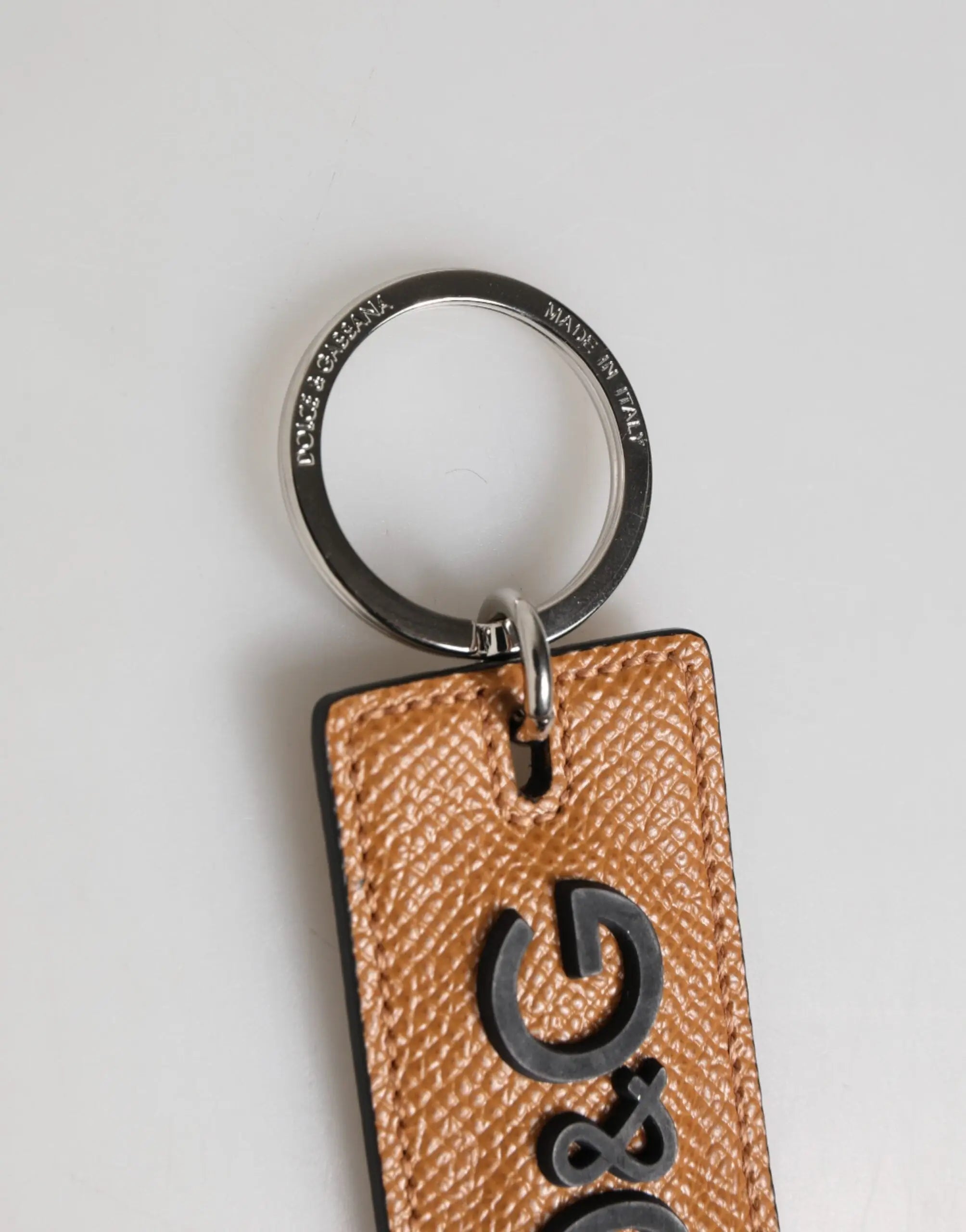 Porte-clés pour hommes dolce & gabbana en cuir marron tan avec logo d&g embossé noir et anneau métal argenté