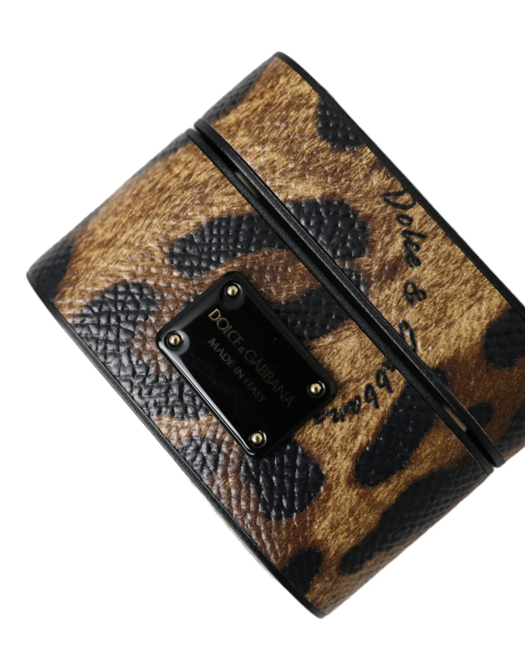 Bracelet manchette en cuir leopard marron avec plaque metal noir logo dolce gabbana pour etui airpods