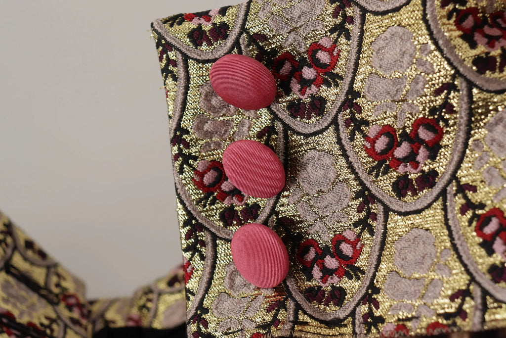 Gros plan sur un tissu jacquard doré luxueux avec broderie florale et boutons ovales en satin rose sur pantalon dolce & gabbana leopard marron taille haute