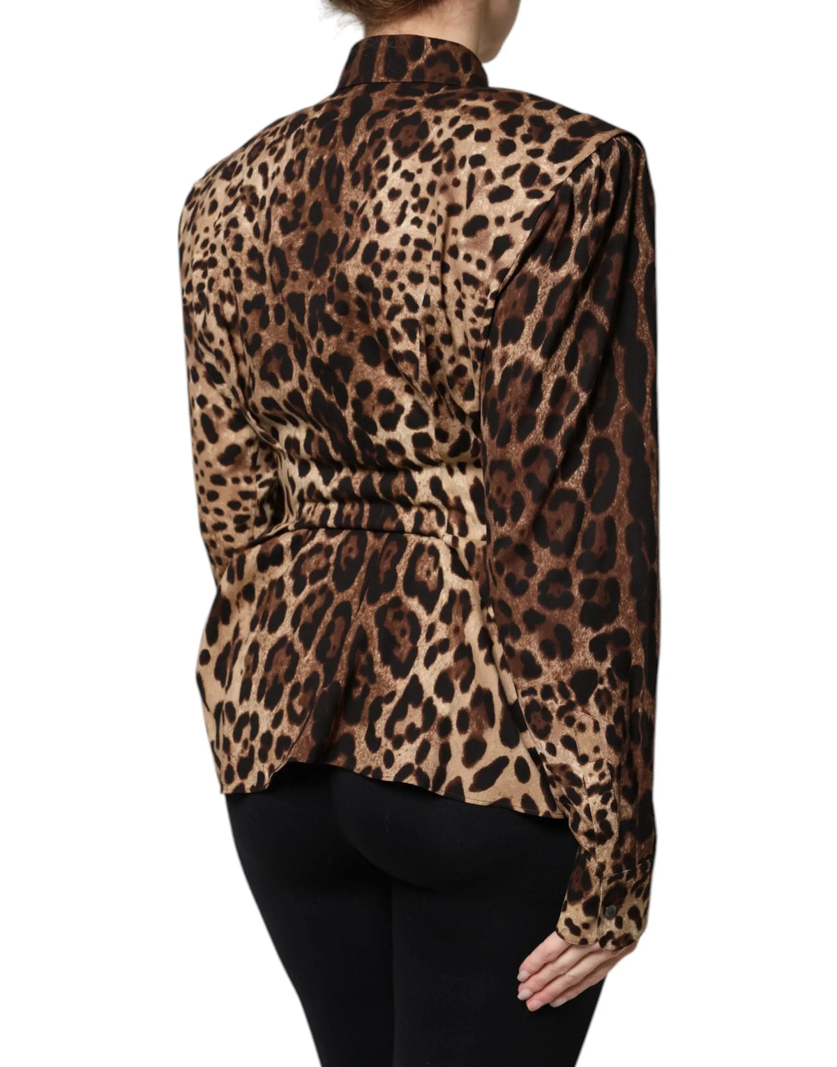 Blouse dolce & gabbana en satin marron imprimé léopard avec col montant et taille cintrée