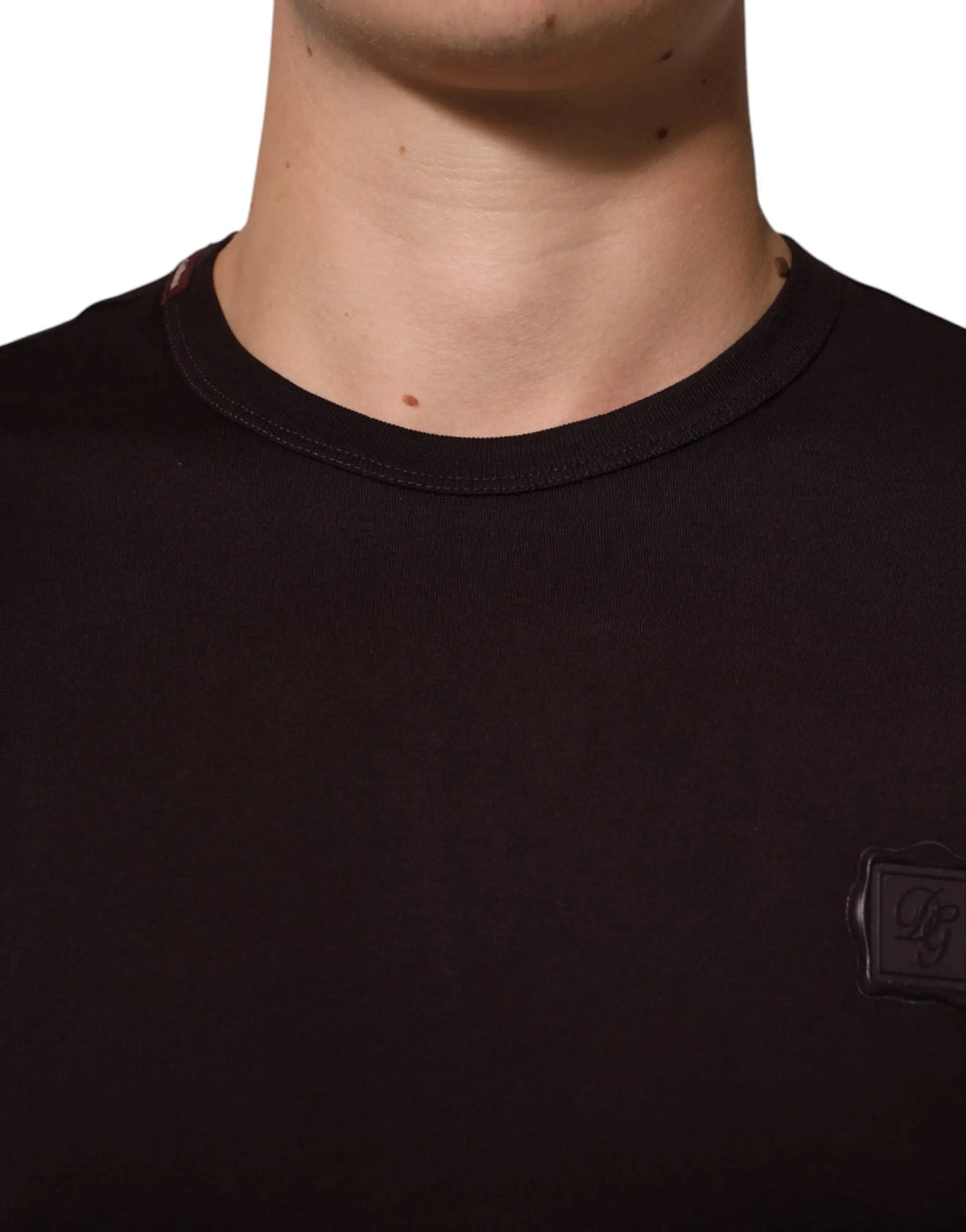 T-shirt à col rond dolce & gabbana en coton noir avec finition texturée subtile et petite plaque logo marron sur la poitrine