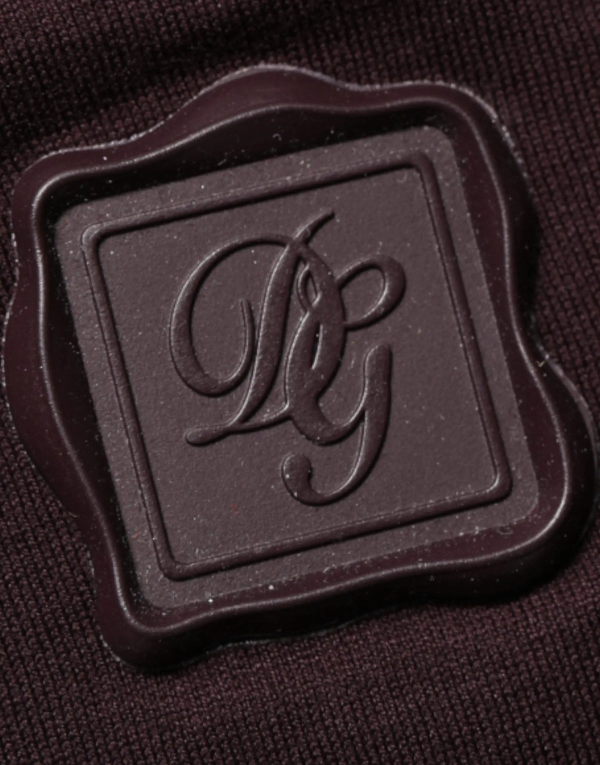 Patch logo en cuir brun foncé embossé avec monogramme stylisé dg sur t-shirt à col rond en coton dolce & gabbana