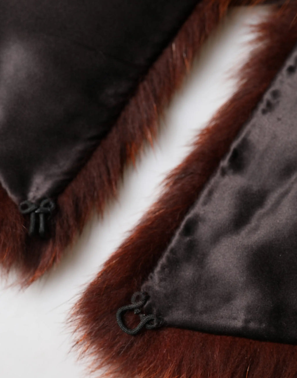 Écharpe dolce & gabbana pour femme en satin gris foncé avec col en fourrure marron rougeâtre et fermoirs à boutons noirs